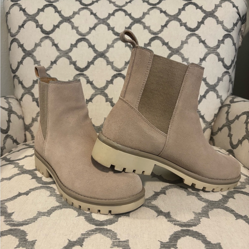 Women’s Taupe Suede Chelsea Lug Boot Size 7.5